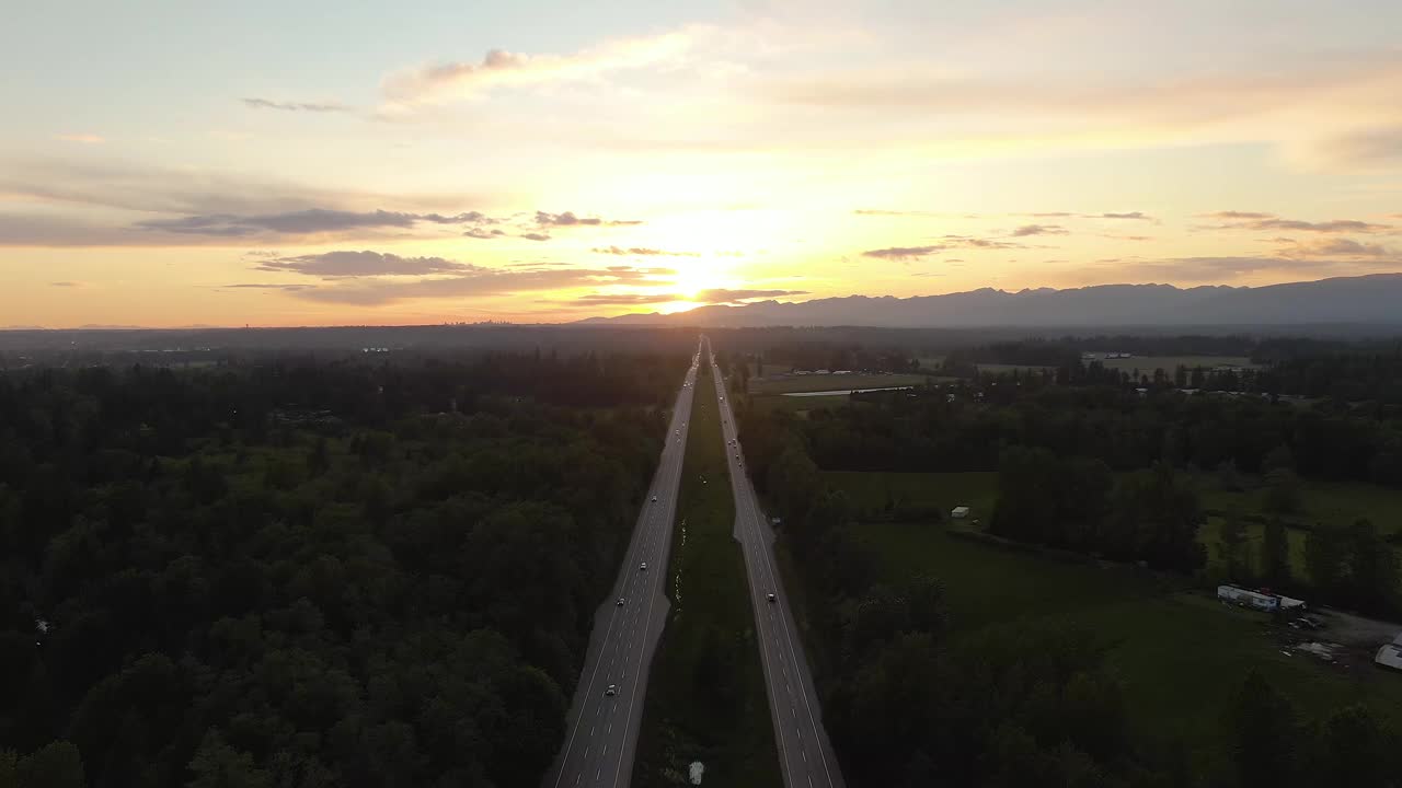 在弗雷泽山谷的跨加拿大高速公路1号的空中全景视频素材