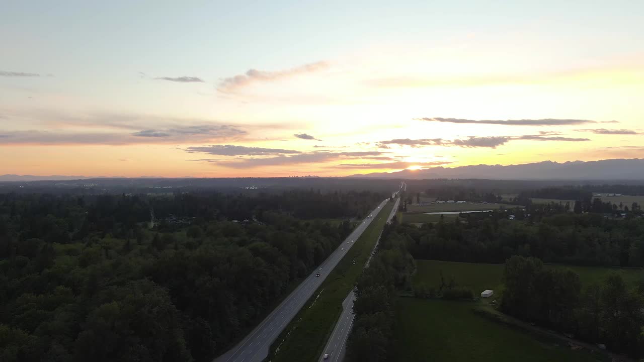 在弗雷泽山谷的跨加拿大高速公路1号的空中全景视频素材