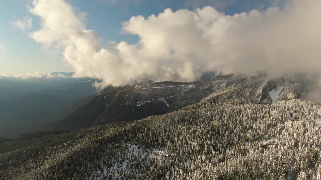 加拿大自然景观的鸟瞰图在积雪覆盖的山顶视频素材