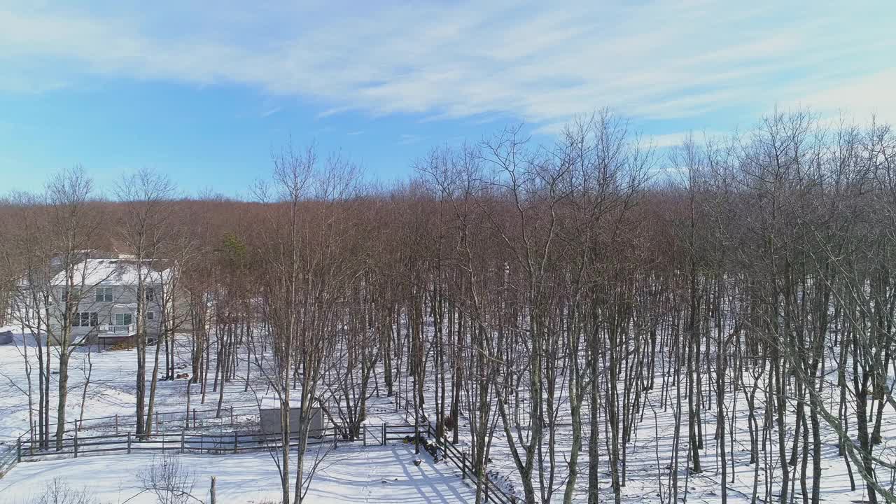 村庄里的住宅在冬天阳光明媚的日子里。视频素材