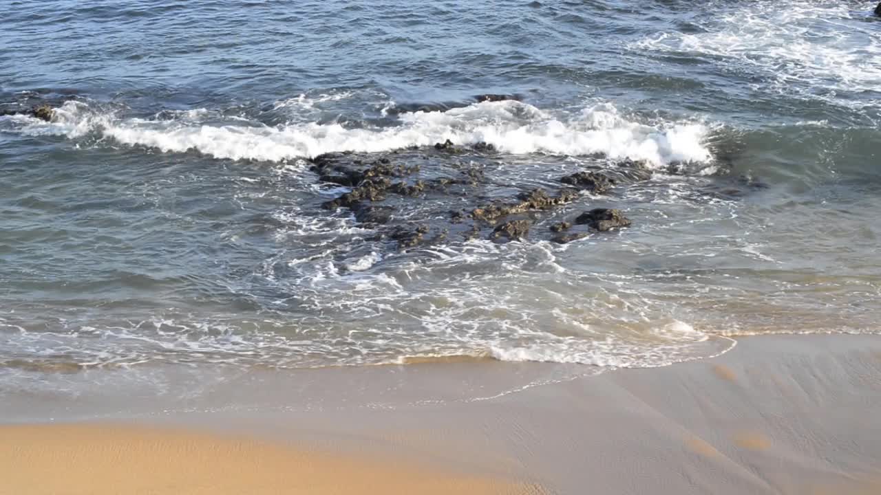 下午晚些时候，从里约热内卢Vermelho海滩传来的海浪拍打在沙滩上。视频下载