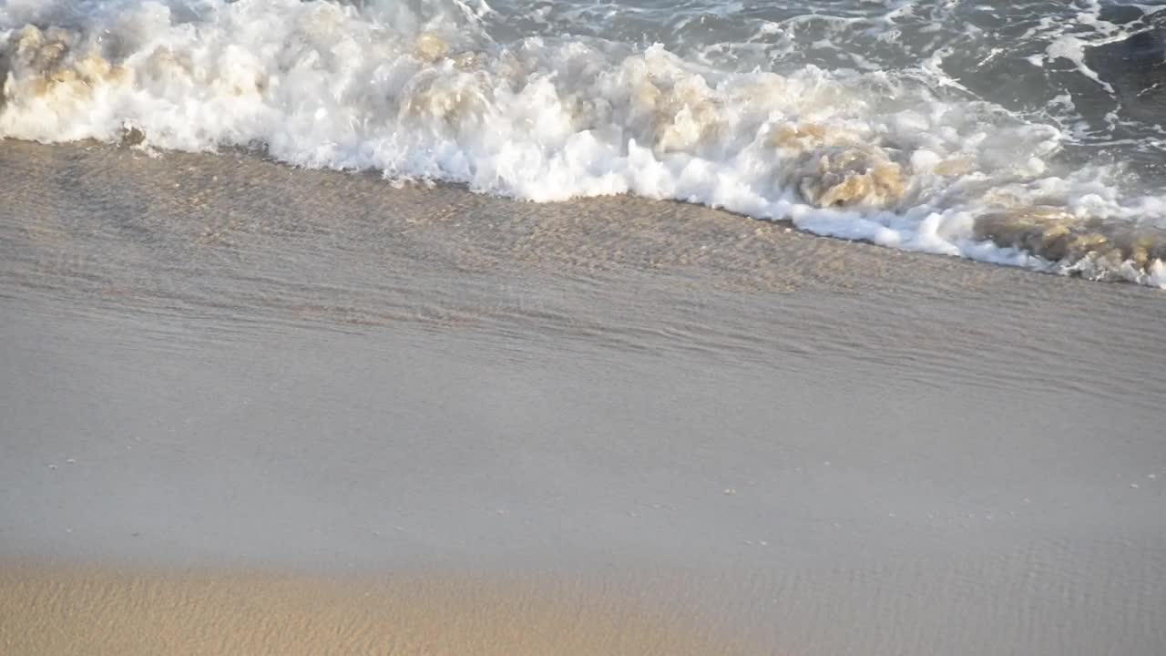 下午晚些时候，从里约热内卢Vermelho海滩传来的海浪拍打在沙滩上。视频下载