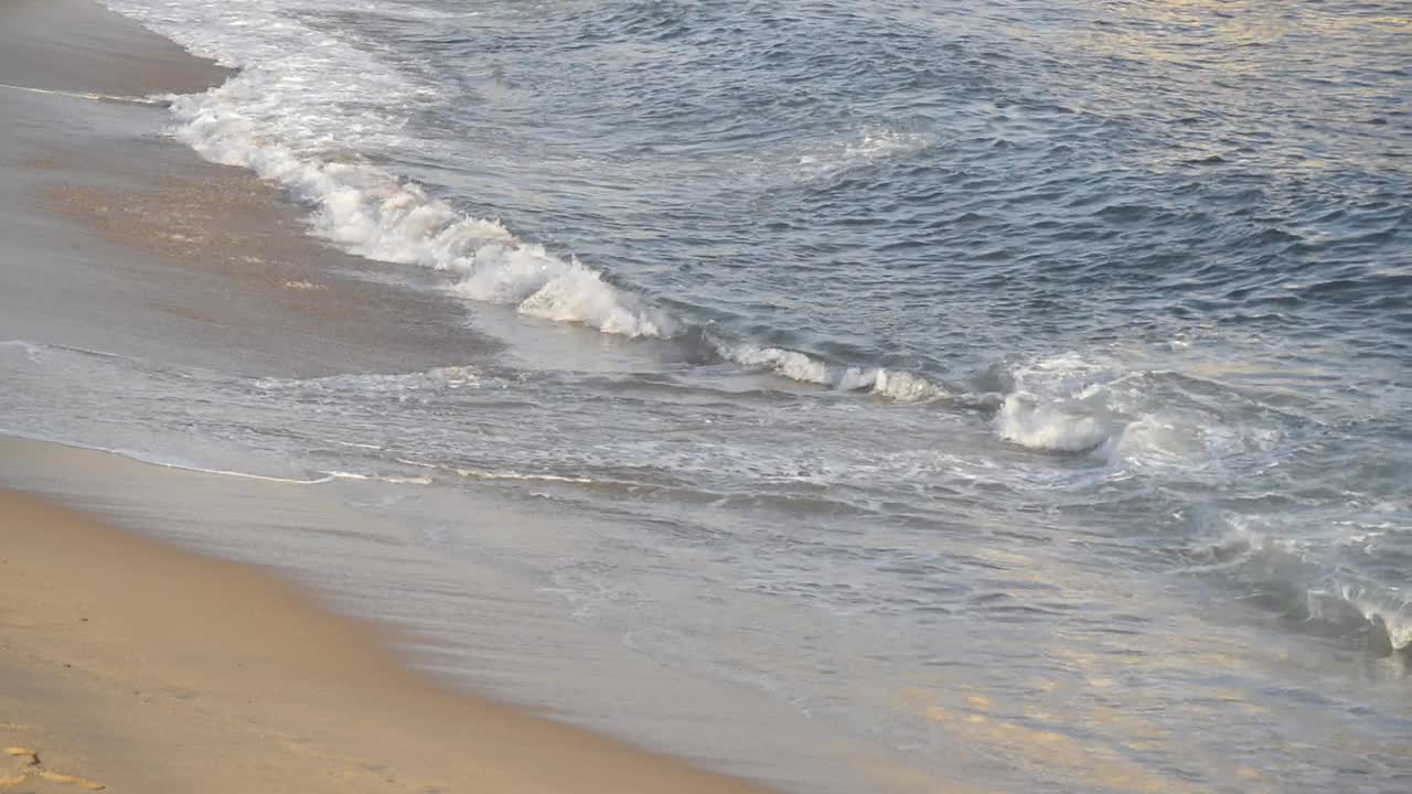 下午晚些时候，从里约热内卢Vermelho海滩传来的海浪拍打在沙滩上。视频下载