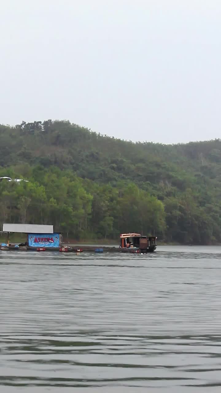 湖上多雨的气氛视频素材