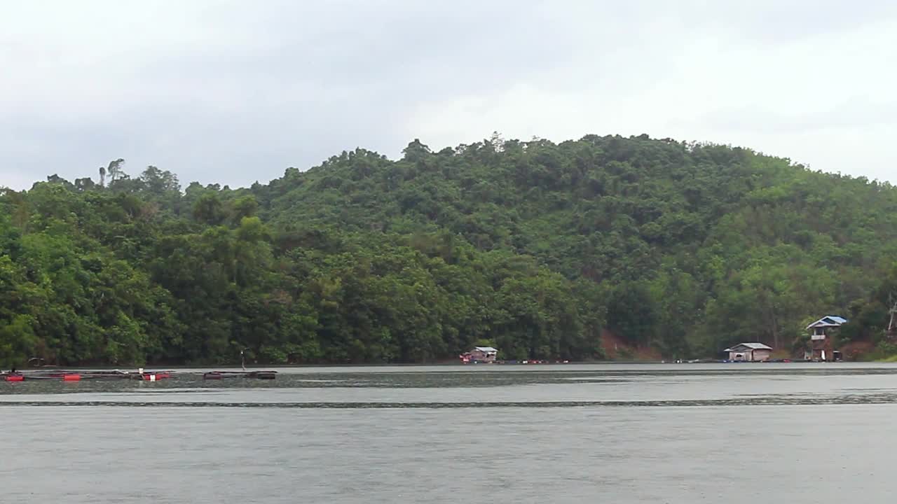 湖上多雨的气氛视频素材