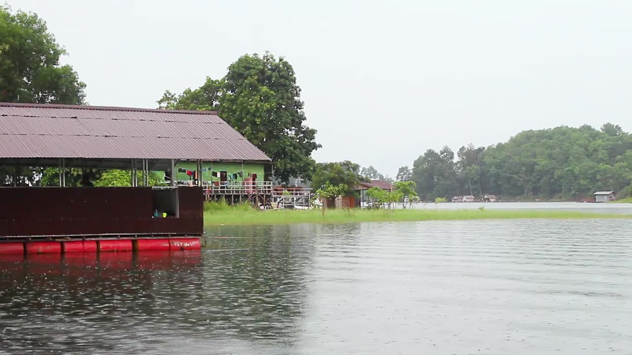 湖上多雨的气氛视频素材