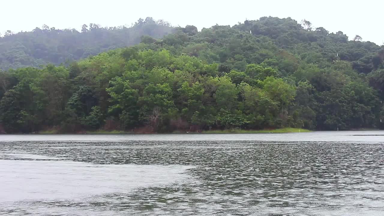 湖上多雨的气氛视频素材