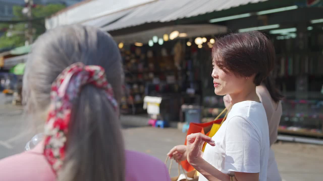 4K亚洲女性女友一起在街市购物。视频素材