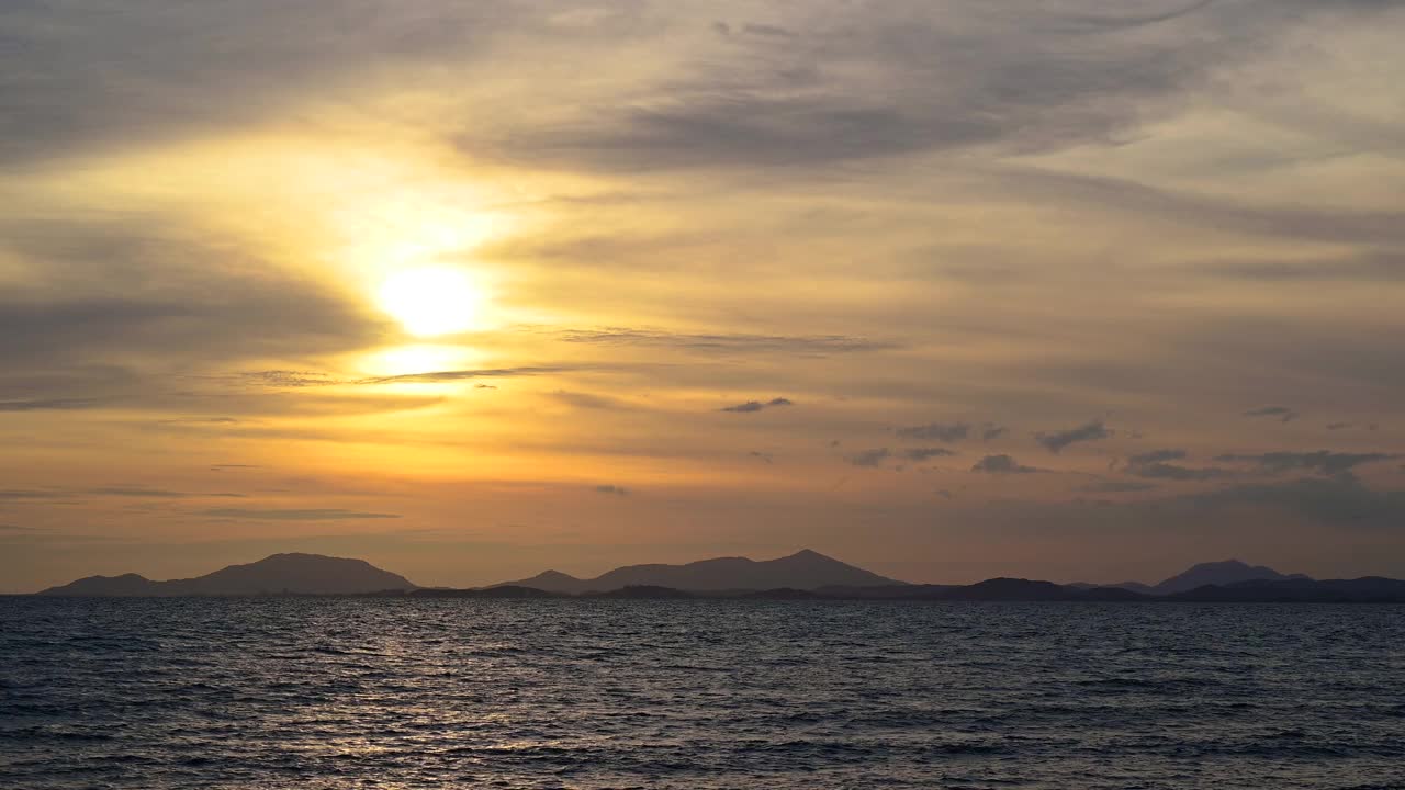 与海浪一起观赏岛上海滩的多彩日落视频素材