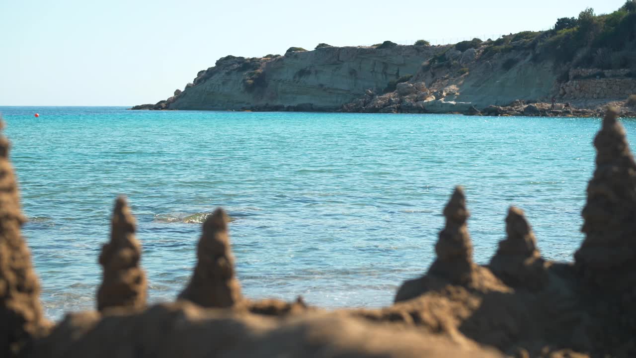 宽镜头亚热带海景与蔚蓝的地中海海浪在阳光滚动。阳光明媚的夏日，美丽的户外风景。自然与旅游概念。视频素材