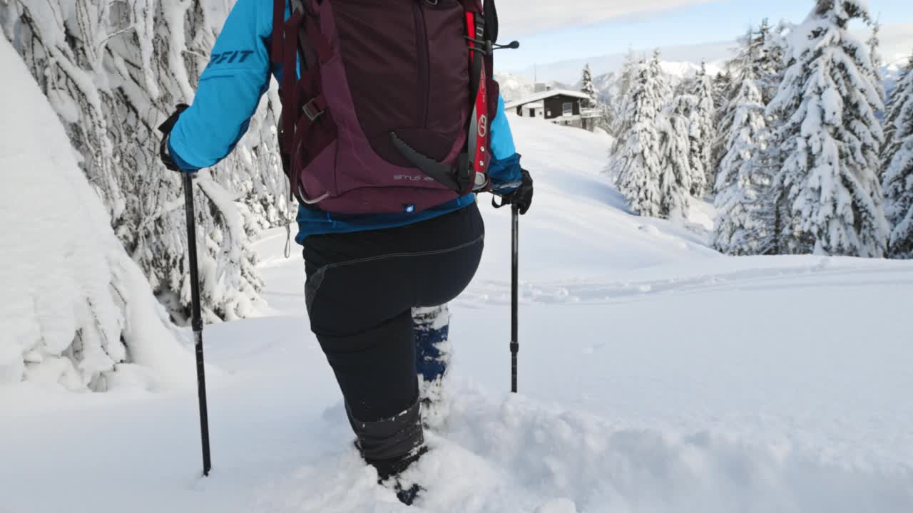 在阿尔卑斯山寒冷的冬日，一个女人凝视着雪槽视频素材