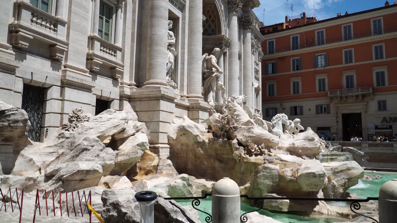 意大利罗马城著名的特莱维喷泉和波利宫(意大利语:Fontana di Trevi)视频素材