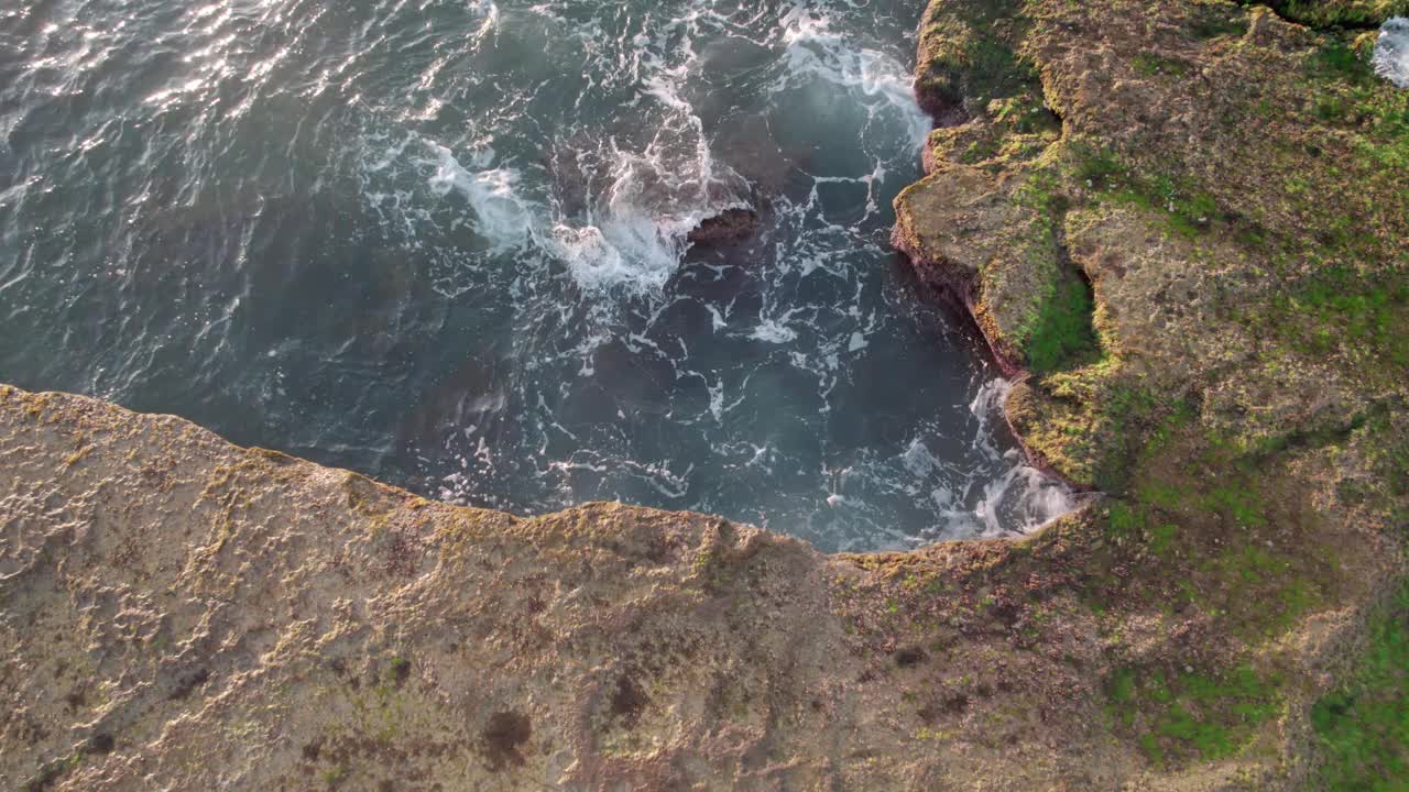 海浪冲击着多岩石的海岸。视频素材