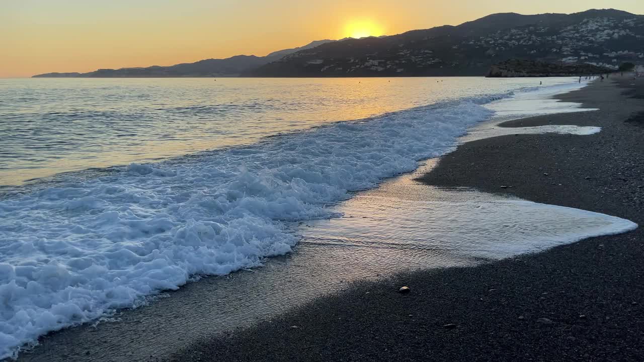 在sunset_Salobreña西班牙海滩冲浪视频素材