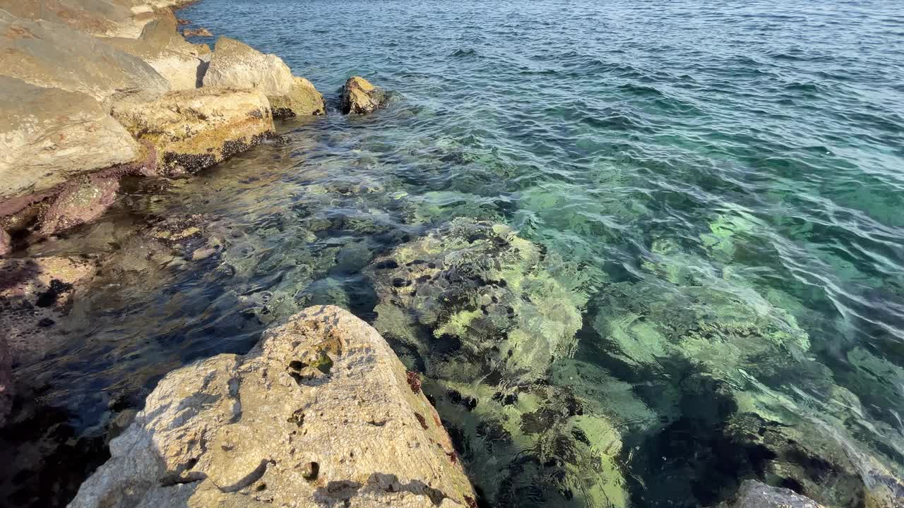 Seashore_waves和rocks_Salobreña西班牙视频素材