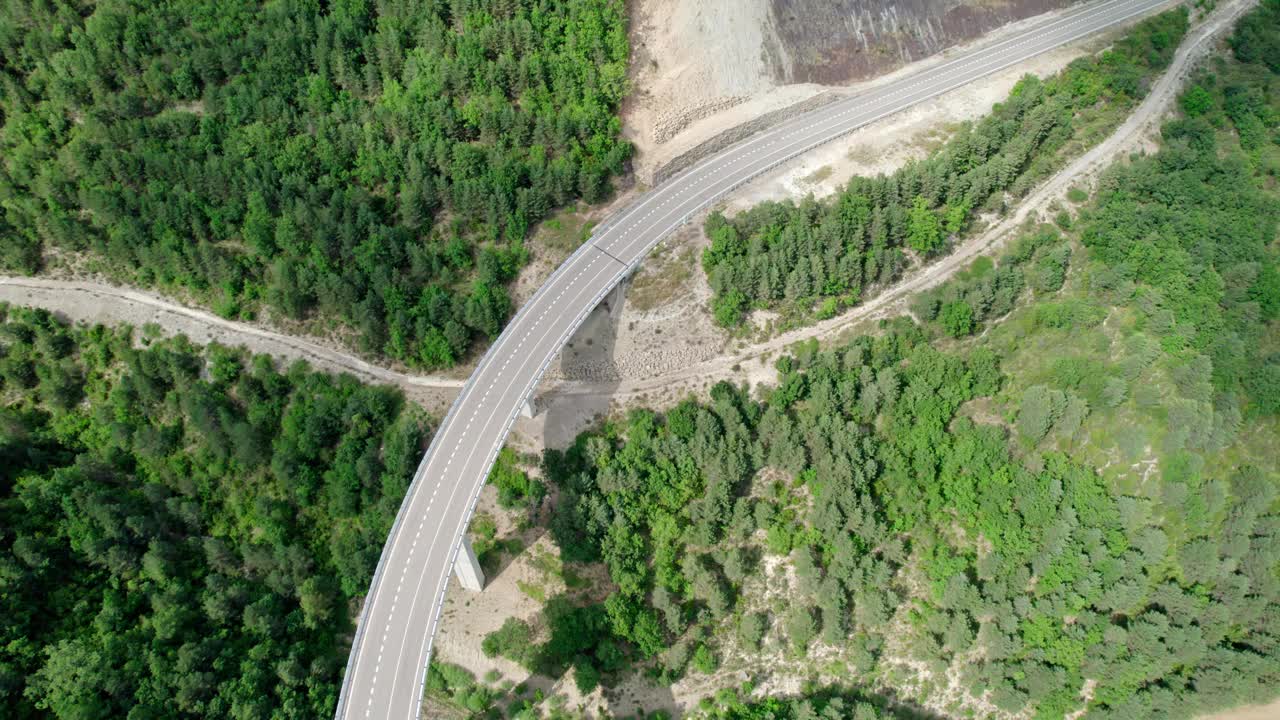 一座桥，一座山间的现代高架桥，一条三车道的柏油路。视频素材