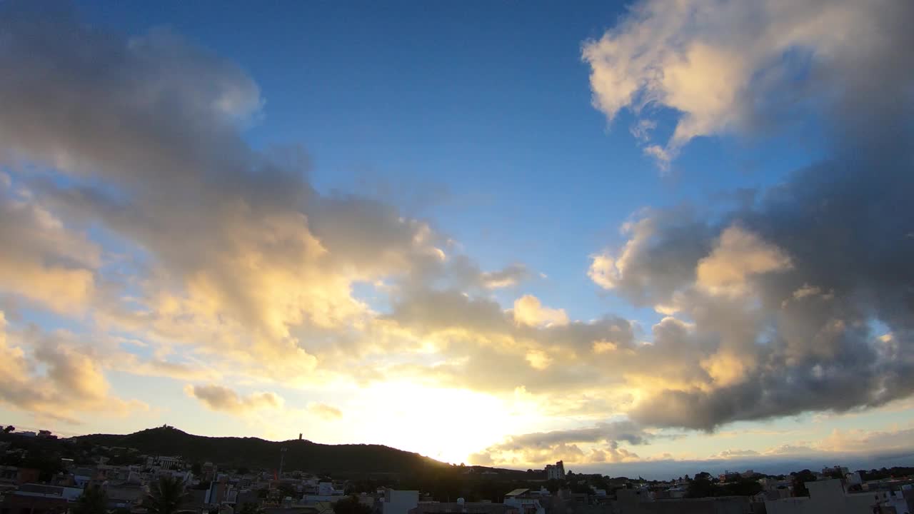 日落时天空变成橙色的时间流逝视频素材