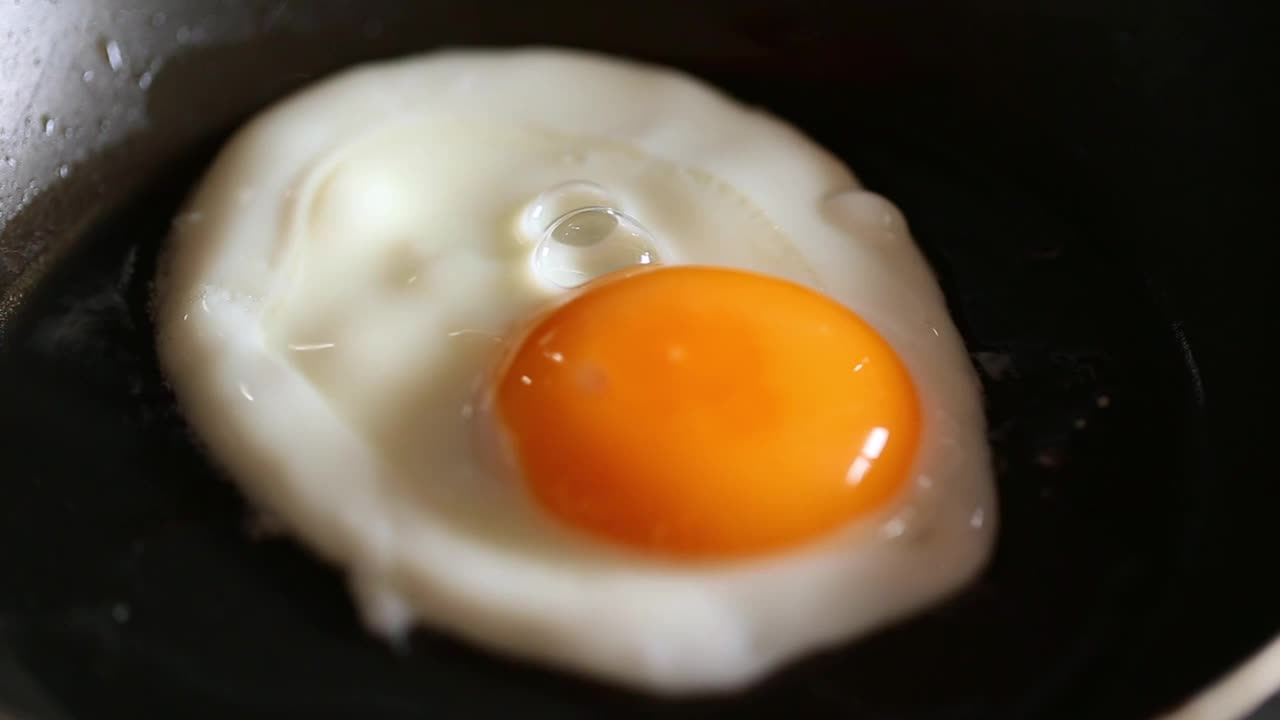 早餐用煎锅煎鸡蛋，关门视频下载