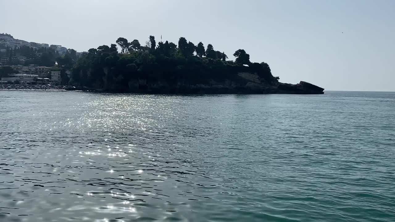 闪亮的海浪在夏季的地中海。黑山乌尔辛老城风景优美的贾德兰角。视频素材