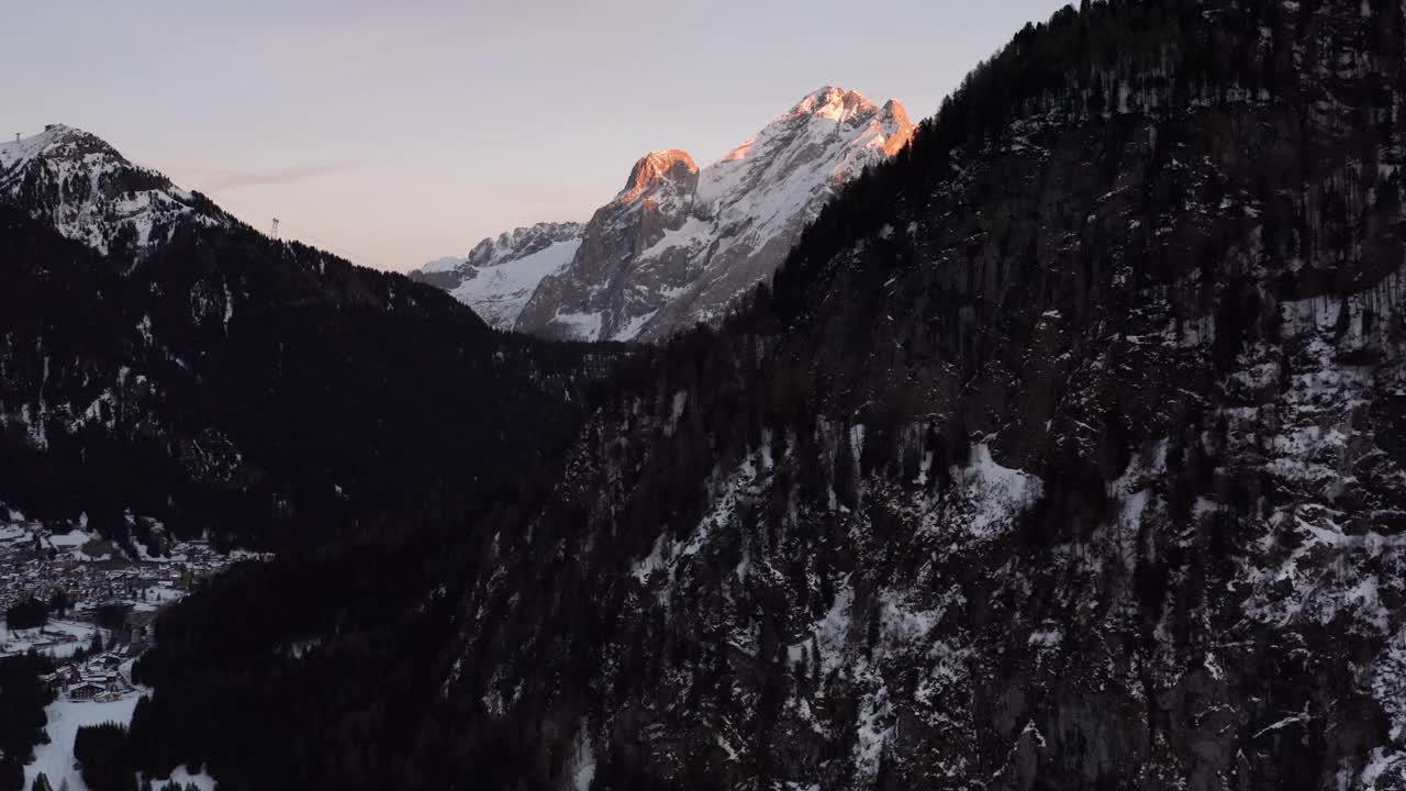 小行星流星坠落在阿尔卑斯山，欧洲，鸟瞰图视频素材