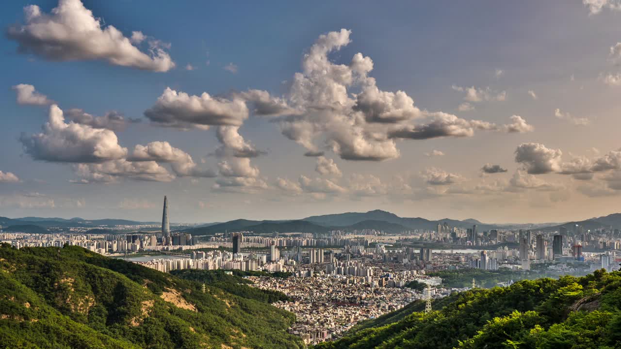 从首尔龙马山/广津区、松坡区看到的蚕室附近市中心乐天世界塔上空的云朵视频素材