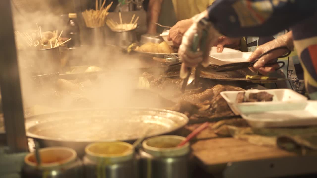 香港街头咖啡馆的工作人员在柜台将食物装满盒子视频下载