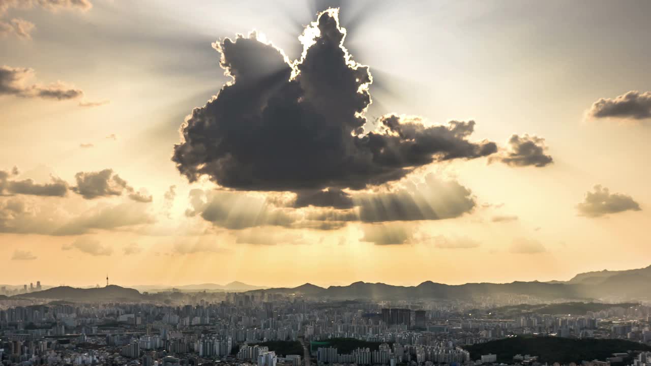 廷德尔现象的风景，市中心的日落和云朵从龙马山/首尔，韩国视频素材