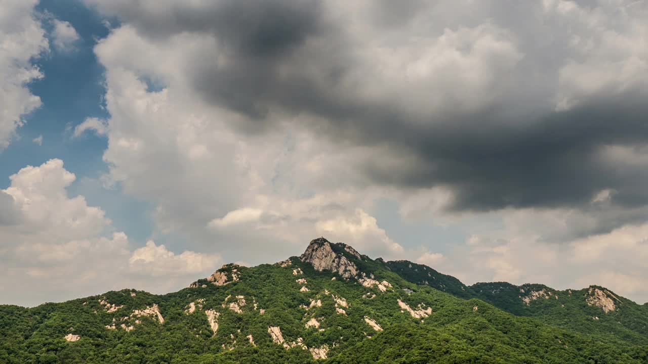 首尔钟路区北韩山宝贤峰附近的云朵视频素材