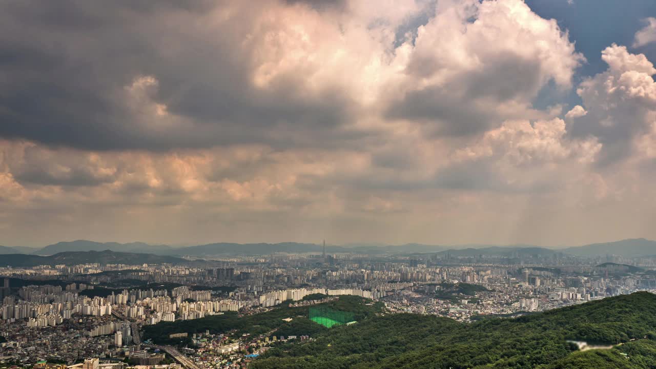 韩国首尔市中心上空的云朵视频素材