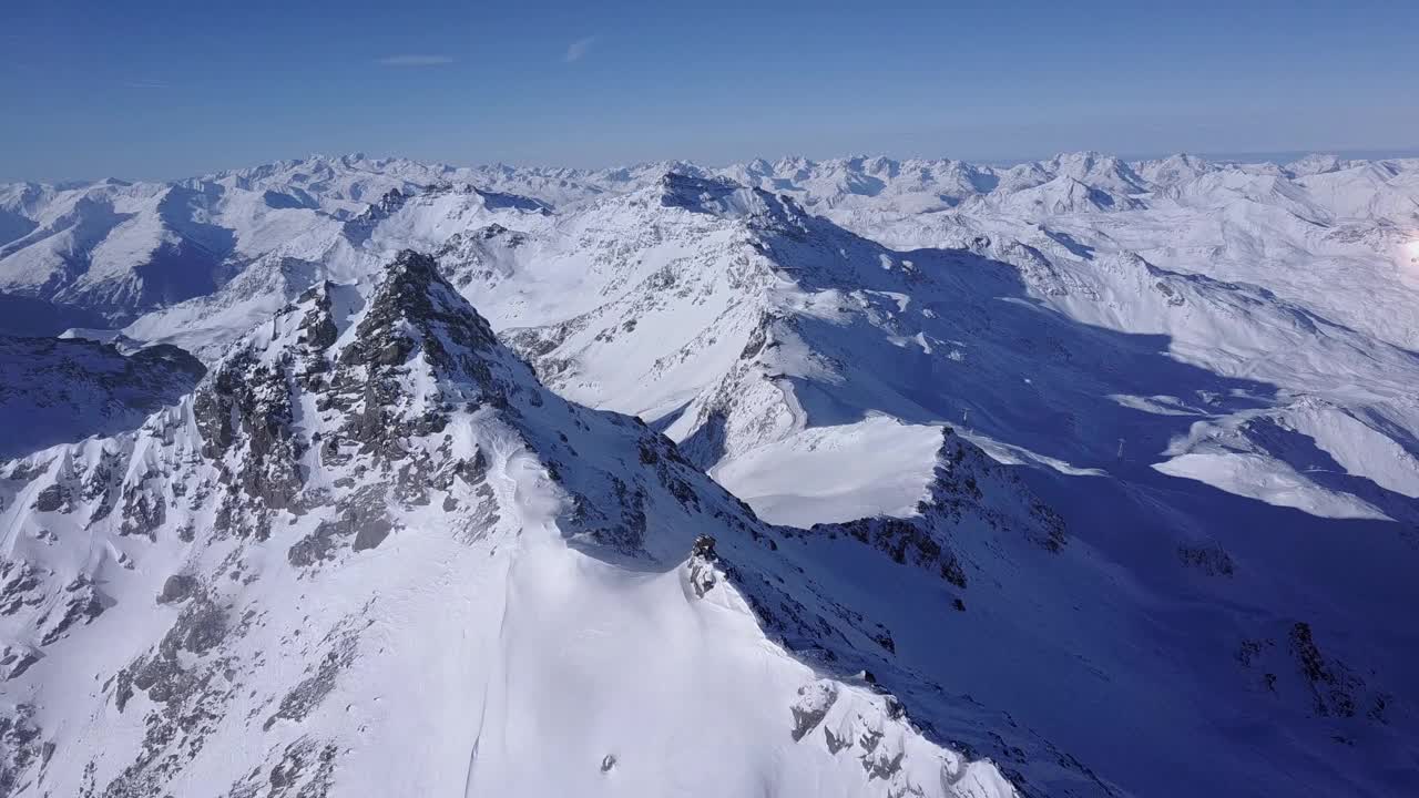 流星小行星撞击大雪山，鸟瞰图视频素材