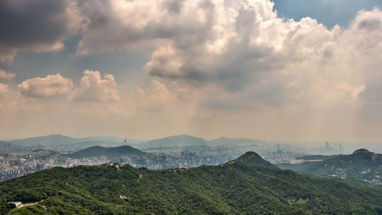 韩国首尔北汉山、北岳山、南山一带的云朵飘过的白天景色视频素材