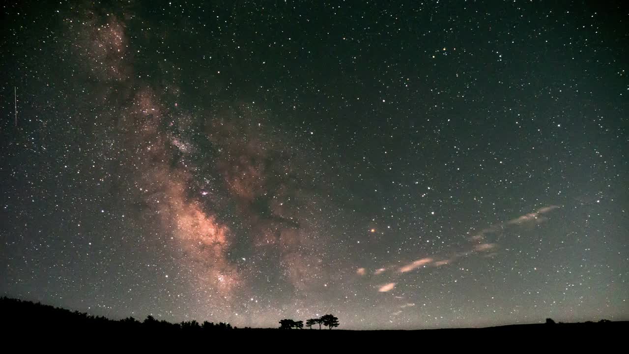 韩国江原道旌善郡Time Capsule Park的夜空中的银河视频素材