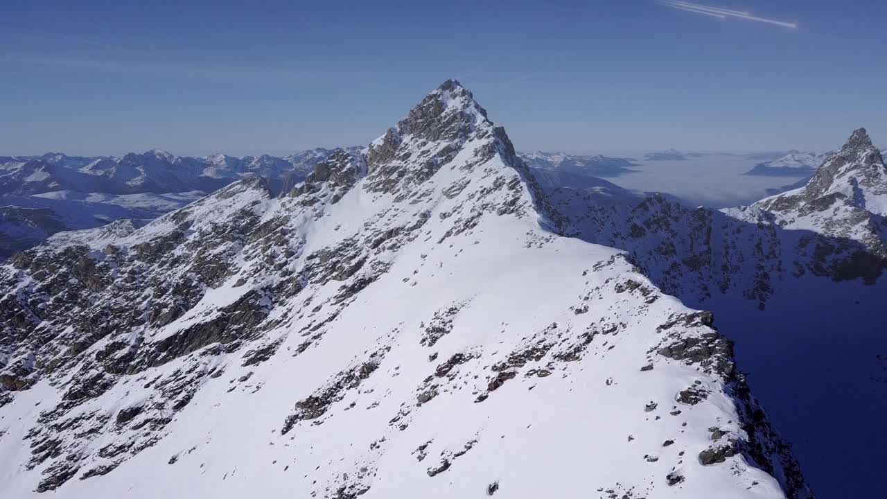 流星小行星阵雨撞击雪山，空中视频素材