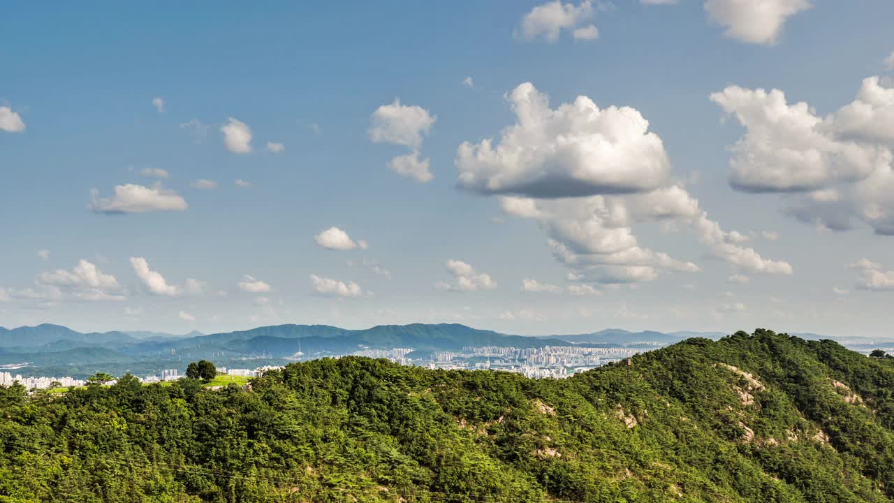 图为，在京畿九里市亚山山4宝路炮台上空飘动的云朵视频素材