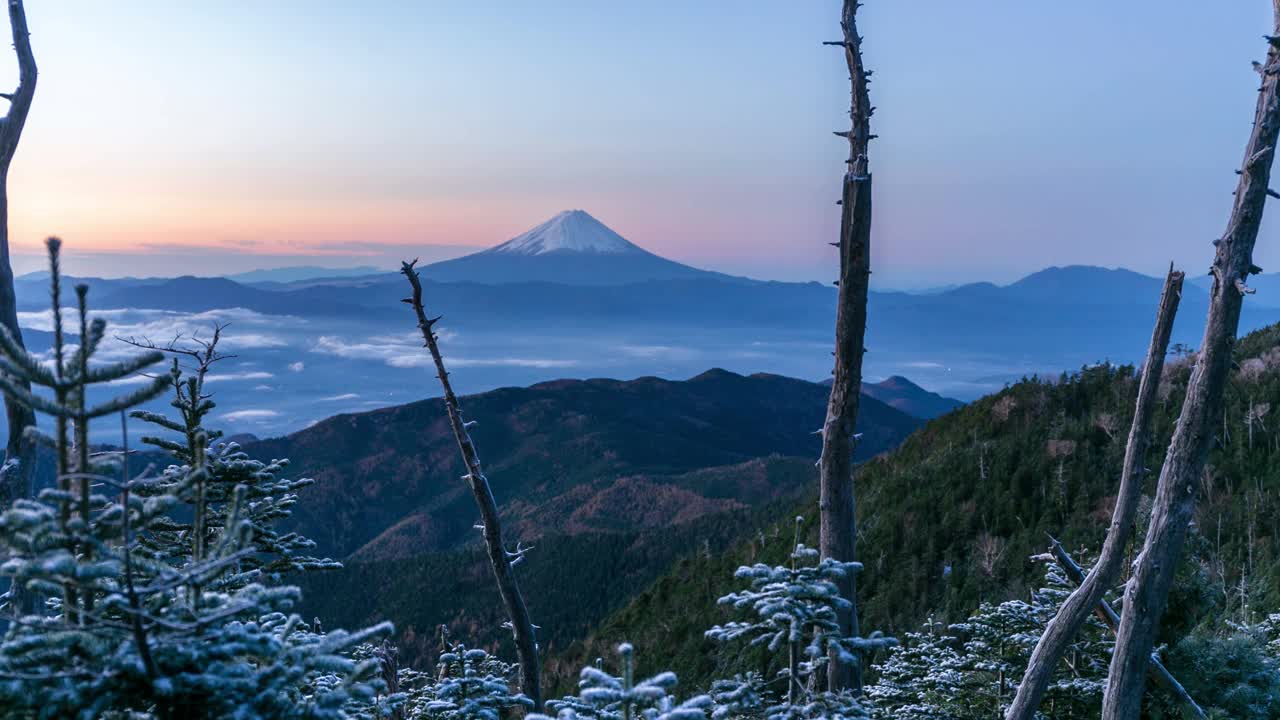 富士山的时间推移视频漂浮在云海在黎明时分从Okuchichibu国山岳山顶视频素材