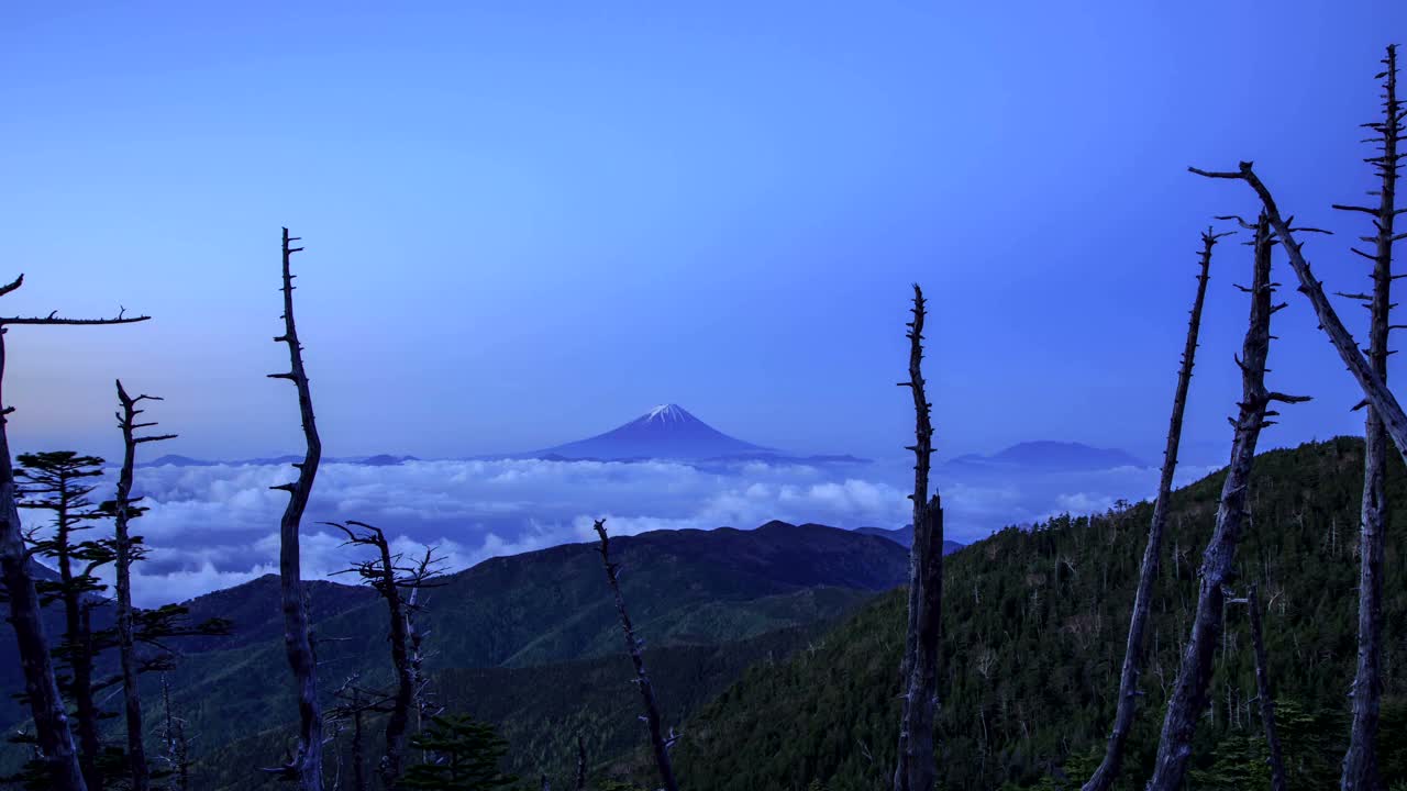 富士山的时间推移视频漂浮在云海在黎明时分从Okuchichibu国山岳山顶视频素材