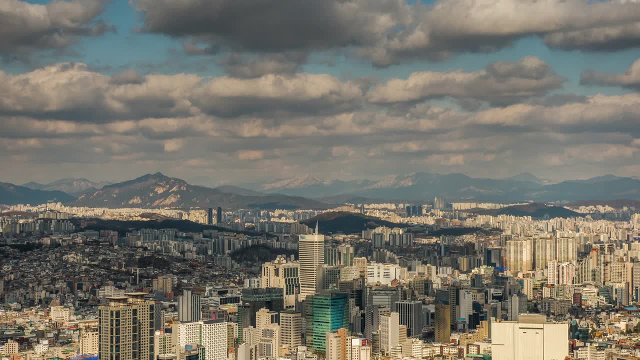 首尔中区和钟路区摩天大楼上空的云朵视频素材