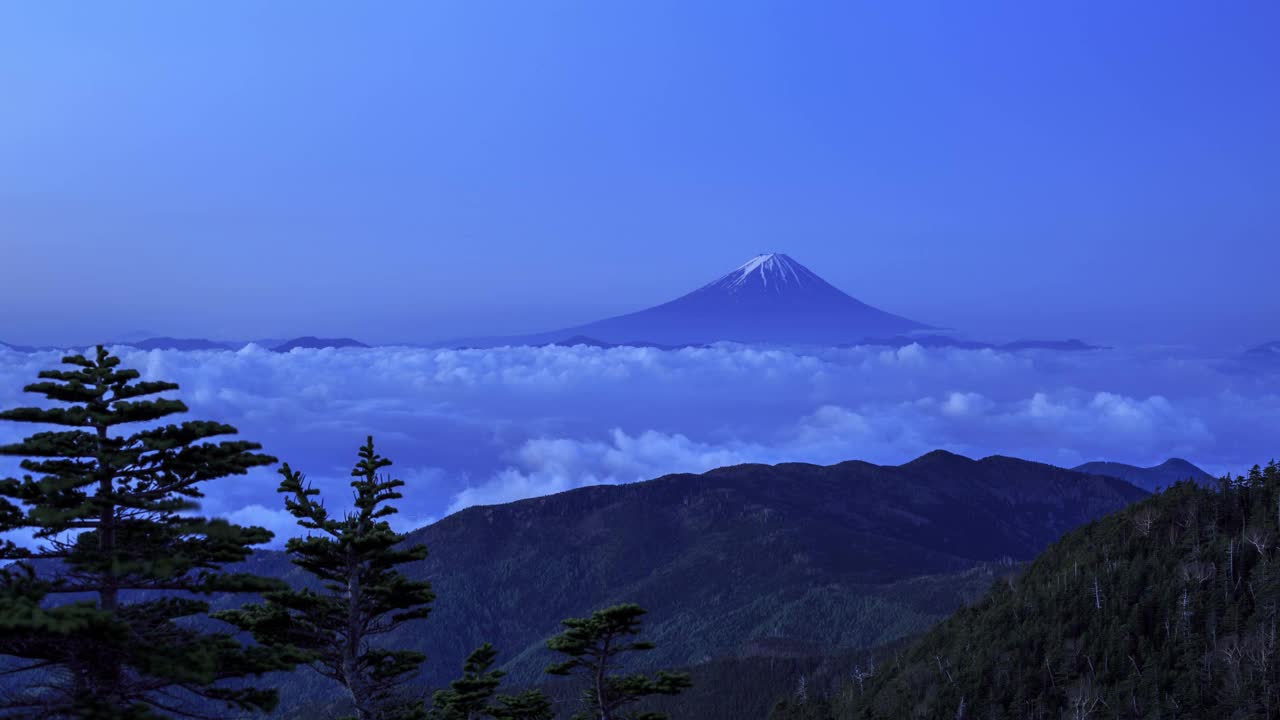 富士山的时间推移视频漂浮在云海在黎明时分从Okuchichibu国山岳山顶视频素材