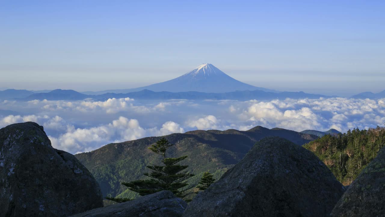 富士山的时间推移视频漂浮在云海在黎明时分从Okuchichibu国山岳山顶视频素材