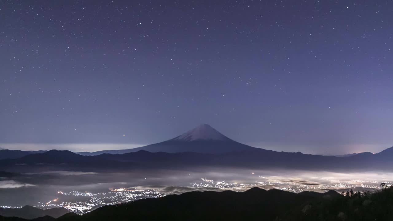 从Okuchichibu Kokushigatake山顶拍摄的富士山和冬天星空的延时视频视频素材