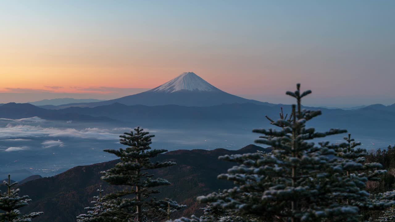 富士山的时间推移视频漂浮在云海在黎明时分从Okuchichibu国山岳山顶视频素材