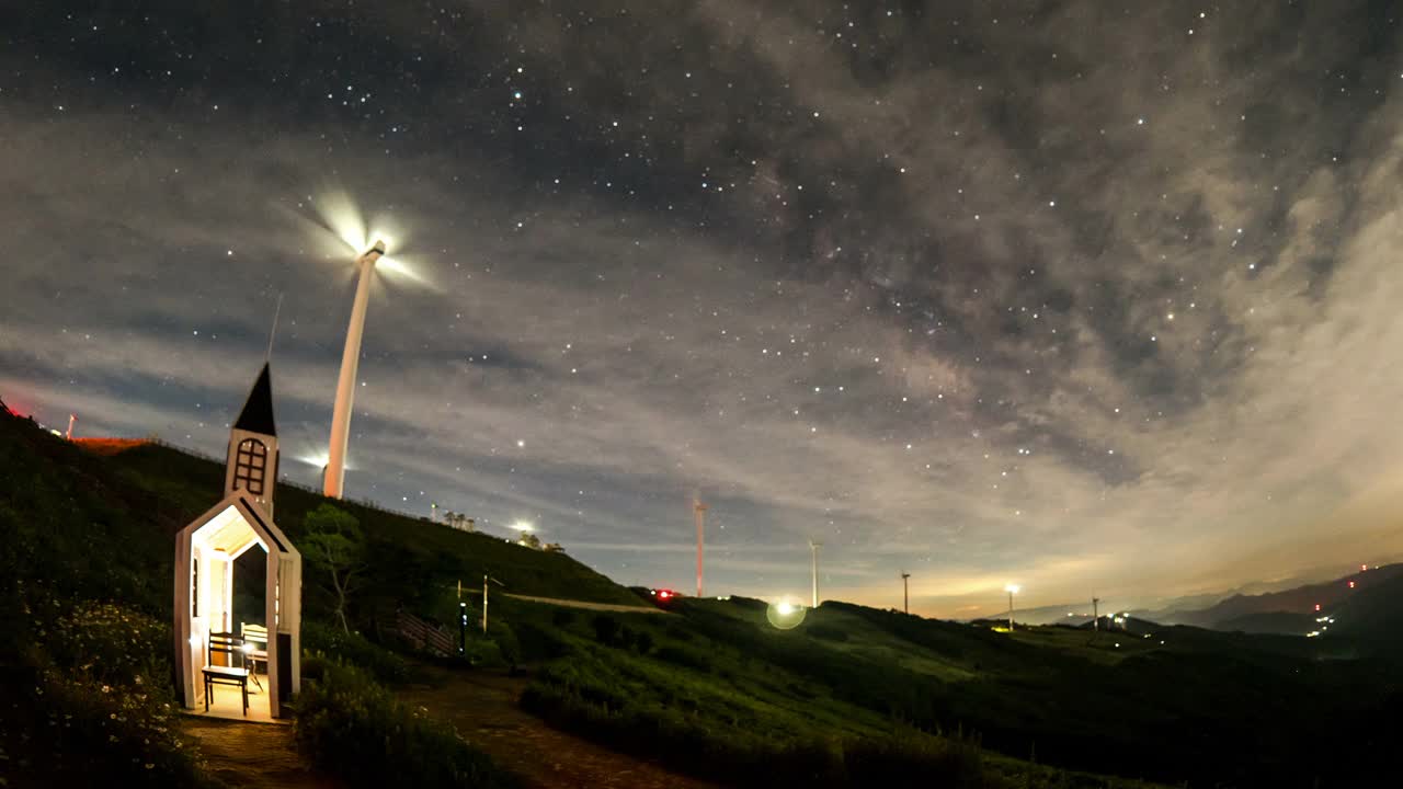 有风力发电机的柳百马吉油田，夜空中的银河/江原道旌善郡视频素材