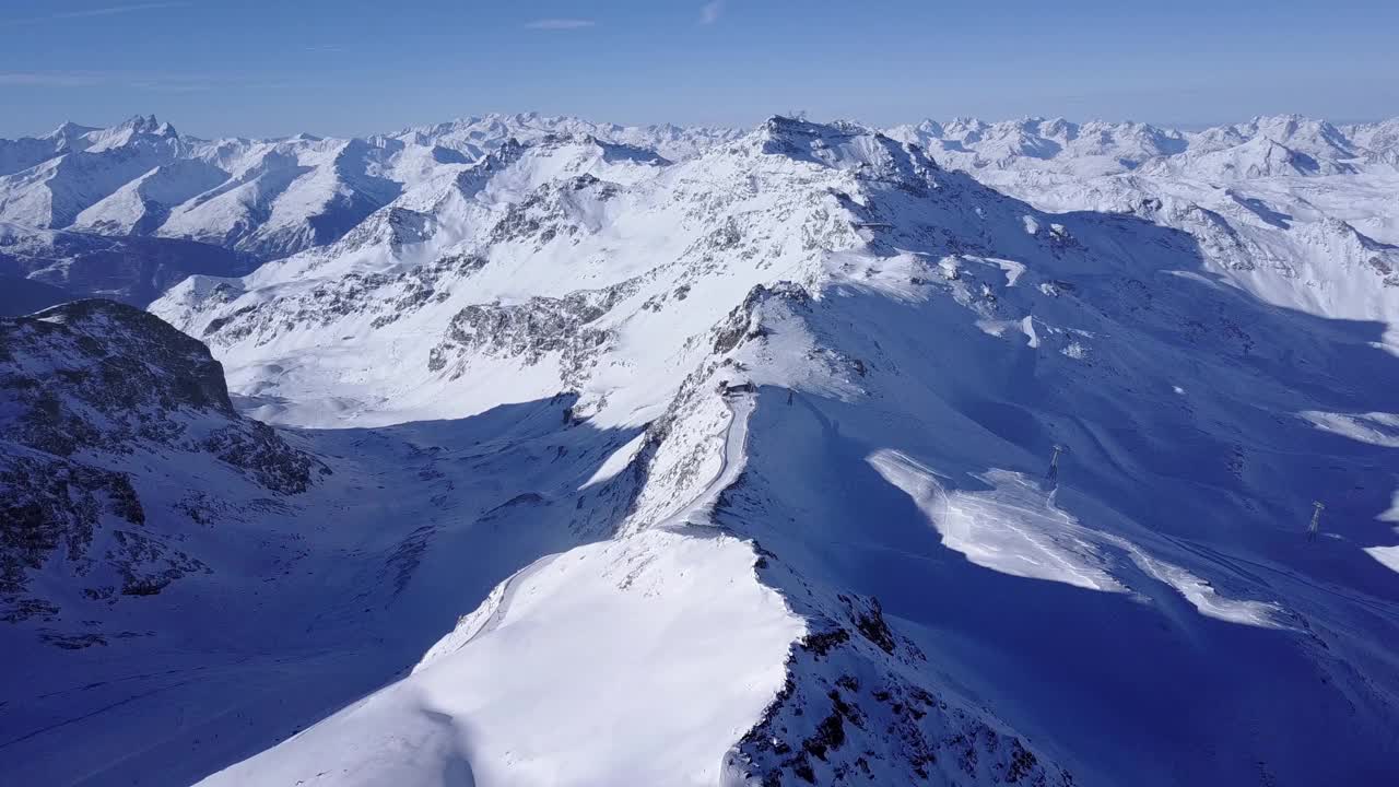 流星小行星撞击大雪山，鸟瞰图视频素材