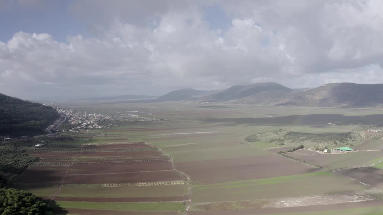 外星人飞碟舰队飞越峡谷和山脉，空中视频素材