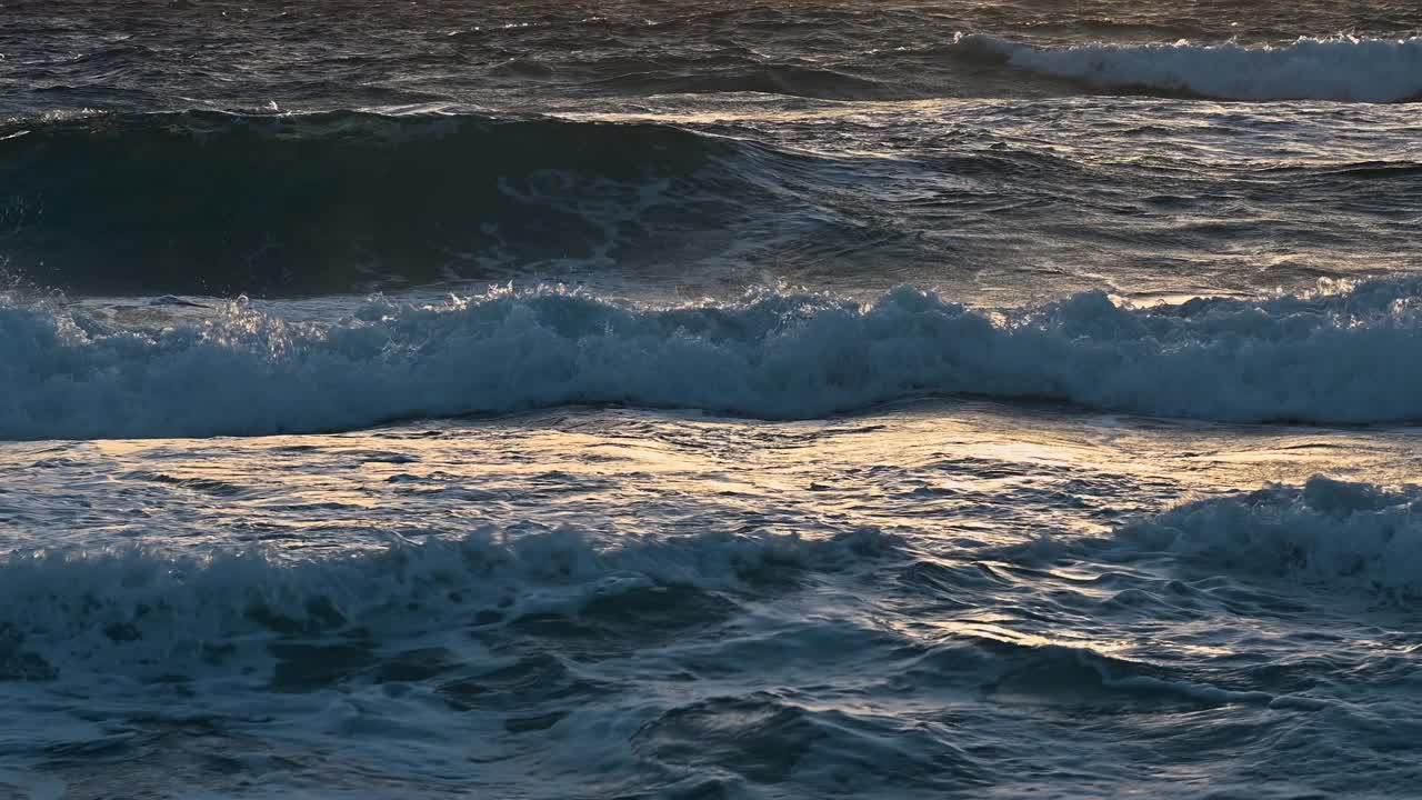 日落时的海浪视频素材