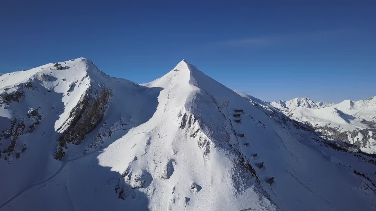 在奥地利萨尔茨堡的奥伯陶恩，滑雪斜坡上的滑雪者的鸟瞰图。从24帧加速。视频素材