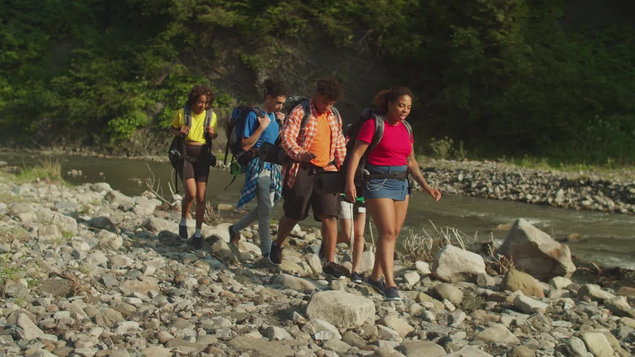 幸福的多元文化背包客的肖像探索风景秀丽的山区自然徒步旅行视频素材