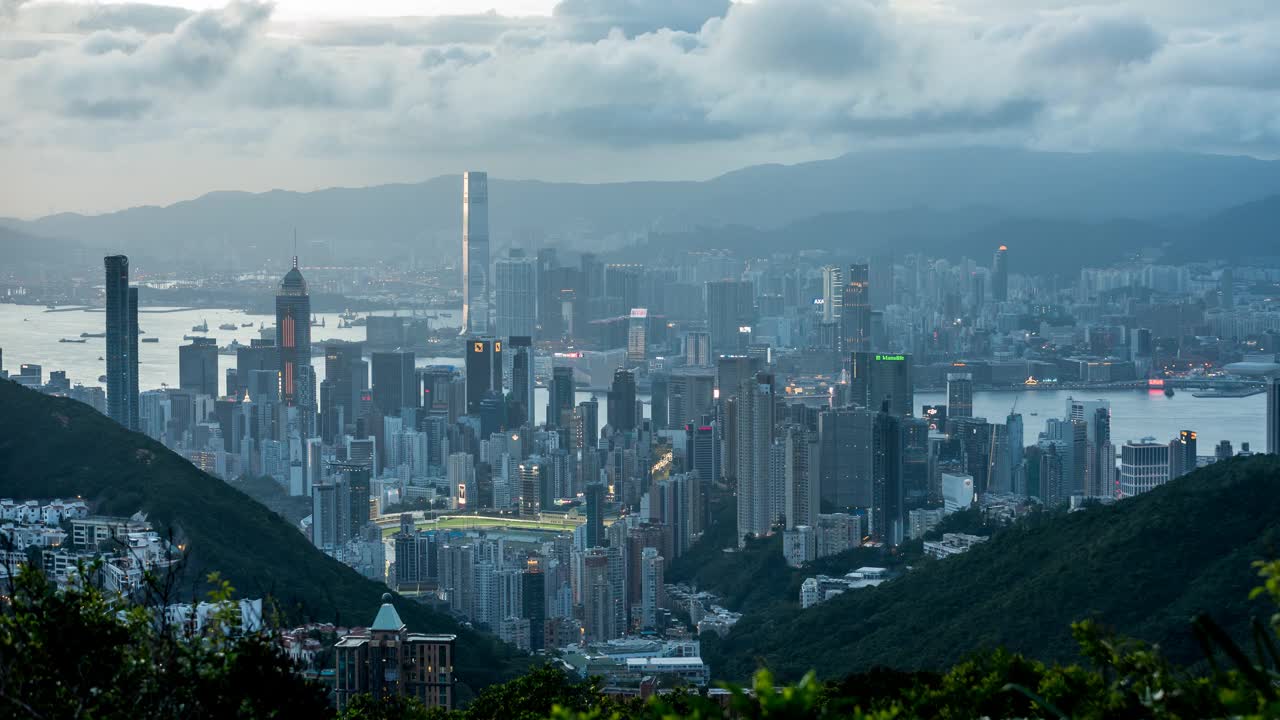 从白天到晚上，香港维多利亚港的时间流逝与城市的天际线视频素材