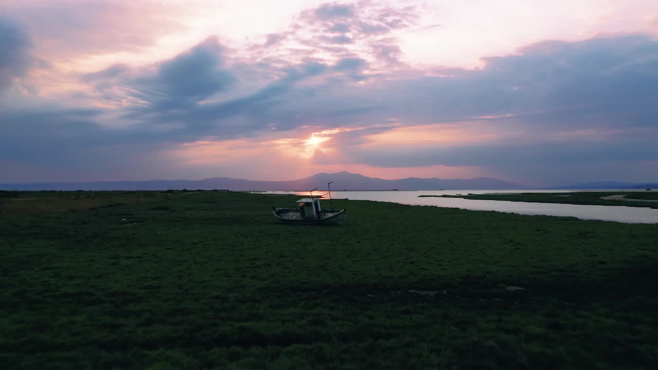 无人机视野的风景日出在湿地。视频素材