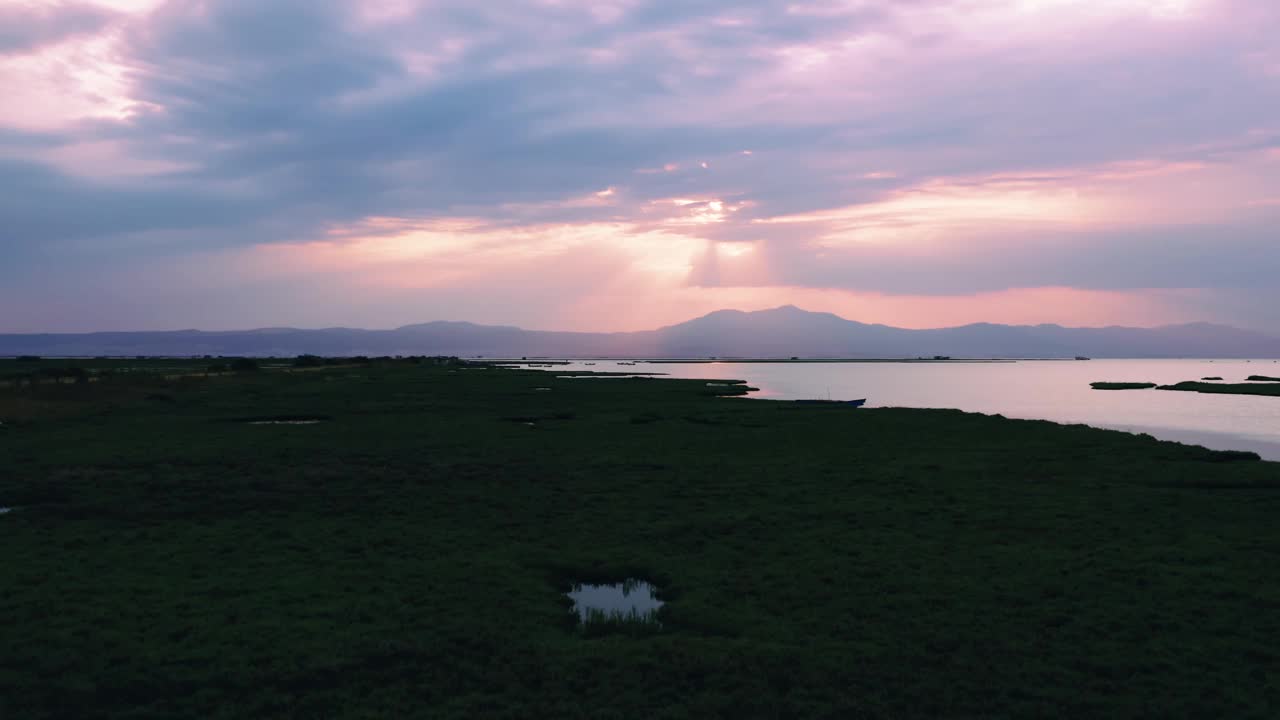 河口湿地的日出风景。视频素材